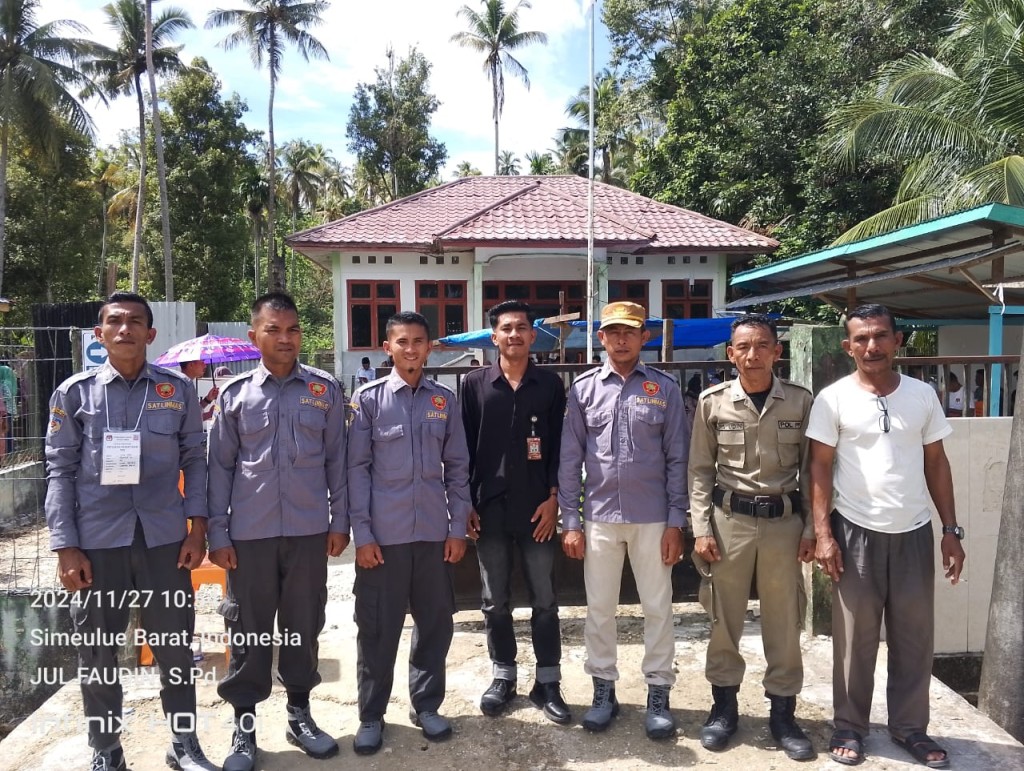 Foto bersama Sektor Keamanan Desa Ujung Harapan 