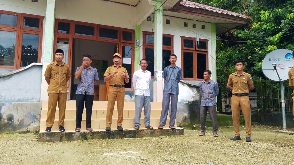 Fota sedang Melaksanakan Apel Pagi Oleh Pemerintah Desa Ujung Harapan